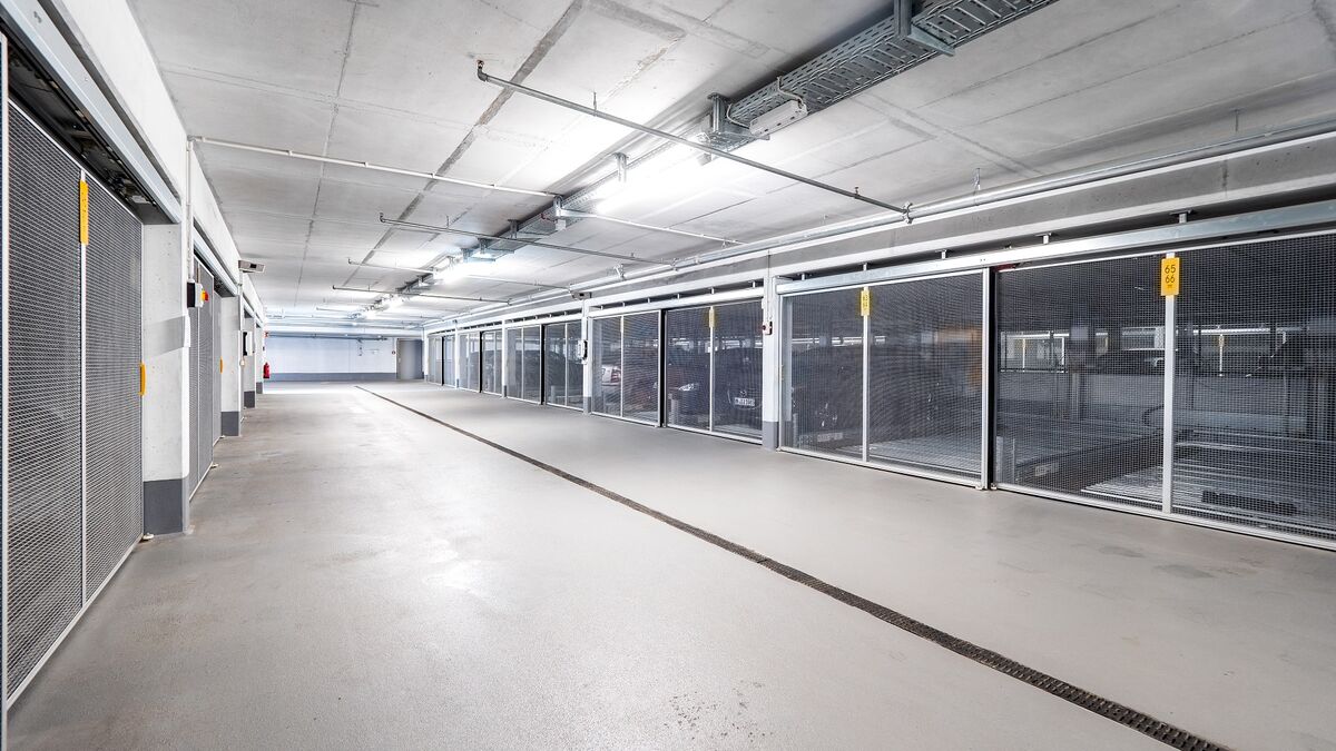 Des voitures sont garées dans un système de stationnement