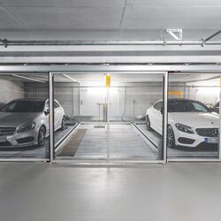 Des voitures sont garées dans un système de stationnement