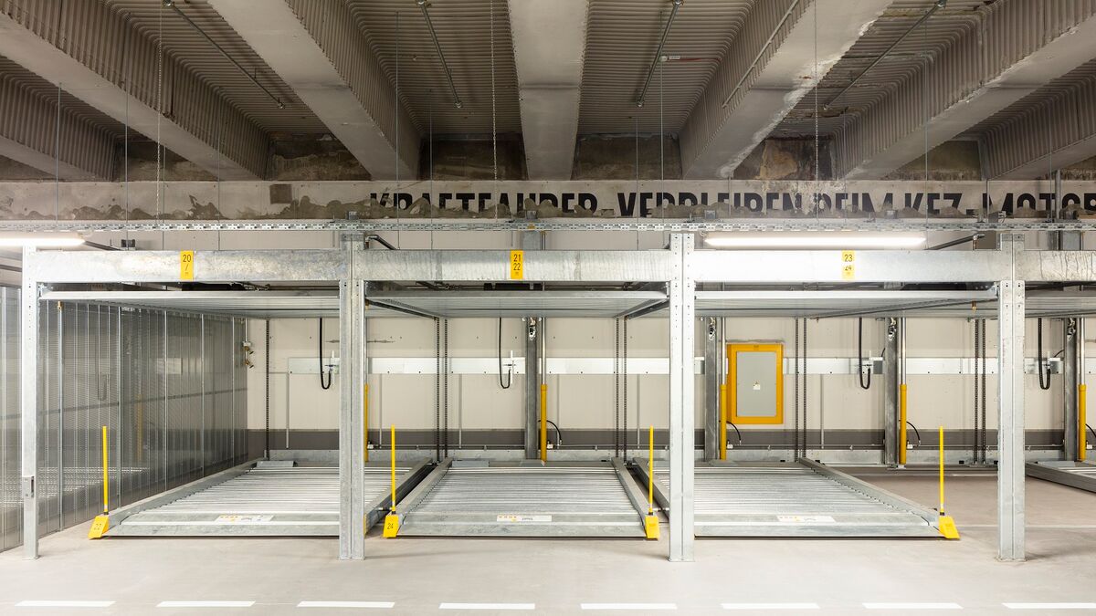 Front view of the parking system with sliding parking plates