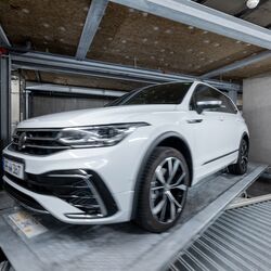La voiture se trouve dans un système de stationnement automatisé