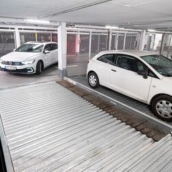 Une personne entre dans un système de stationnement en voiture