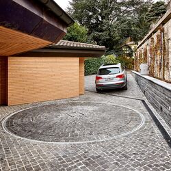 Une voiture sort d'une cour