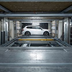 Les voitures sont garées dans un système de stationnement