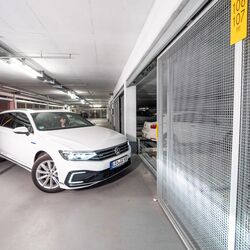 Une personne entre dans un système de stationnement en voiture