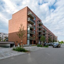 La voiture entre dans le parking souterrain de l'immeuble