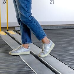 La personne marche sur deux plaques de stationnement