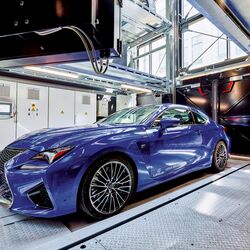 La voiture se trouve dans une cabine d'entrée, sur une plate-forme de stationnement