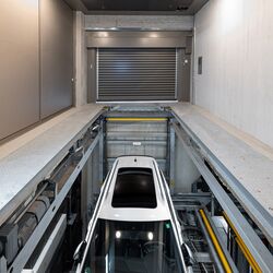 La voiture descend dans le parking souterrain