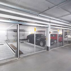 Des voitures sont garées dans un système de stationnement