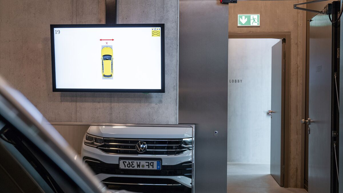 La voiture se trouve devant un miroir et un écran