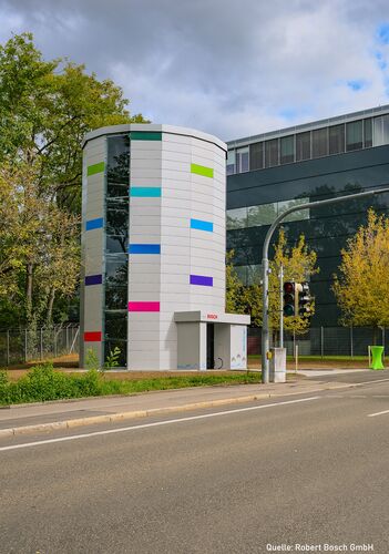 Vue extérieure d'un parking à vélos en hauteur