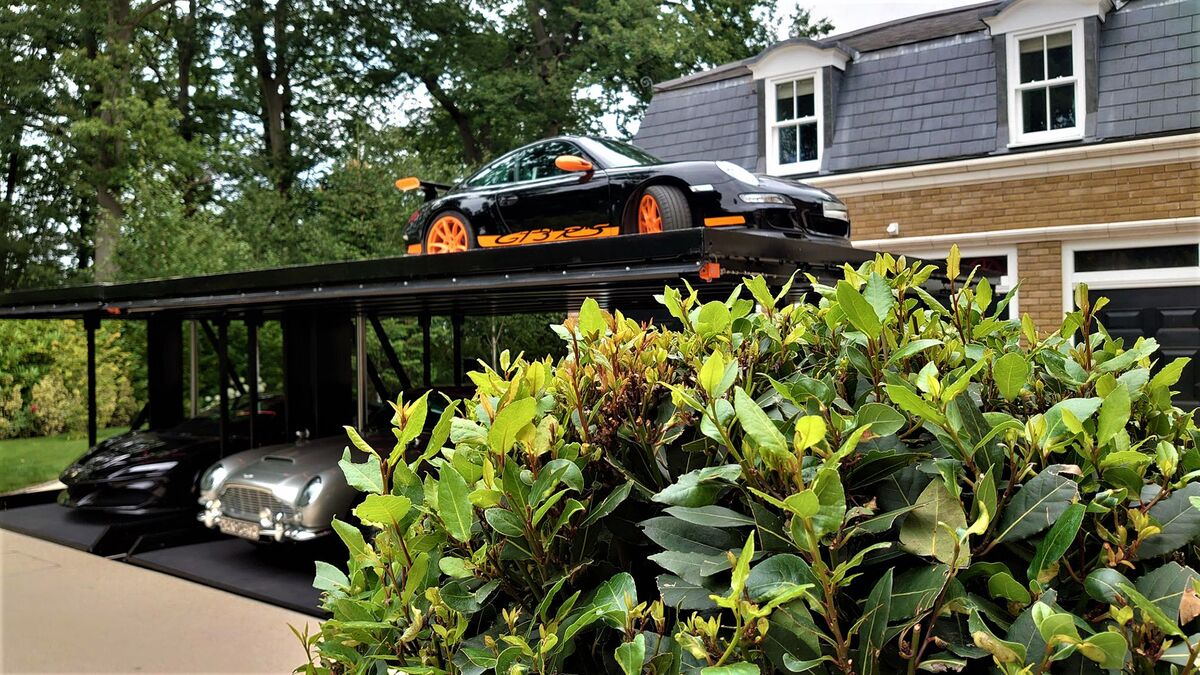 A modern Wöhr Parklift system enables the space-saving parking of multiple vehicles on two levels in front of an exclusive residential property.