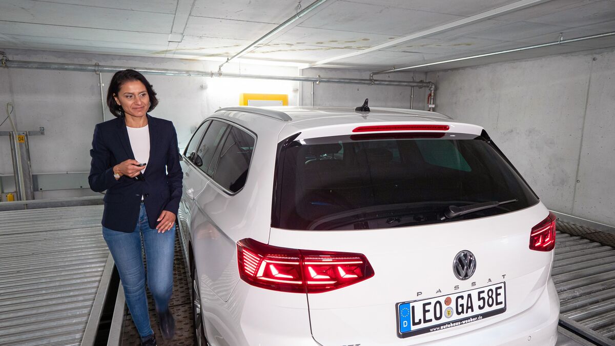 Une femme a garé sa voiture dans le système de stationnement