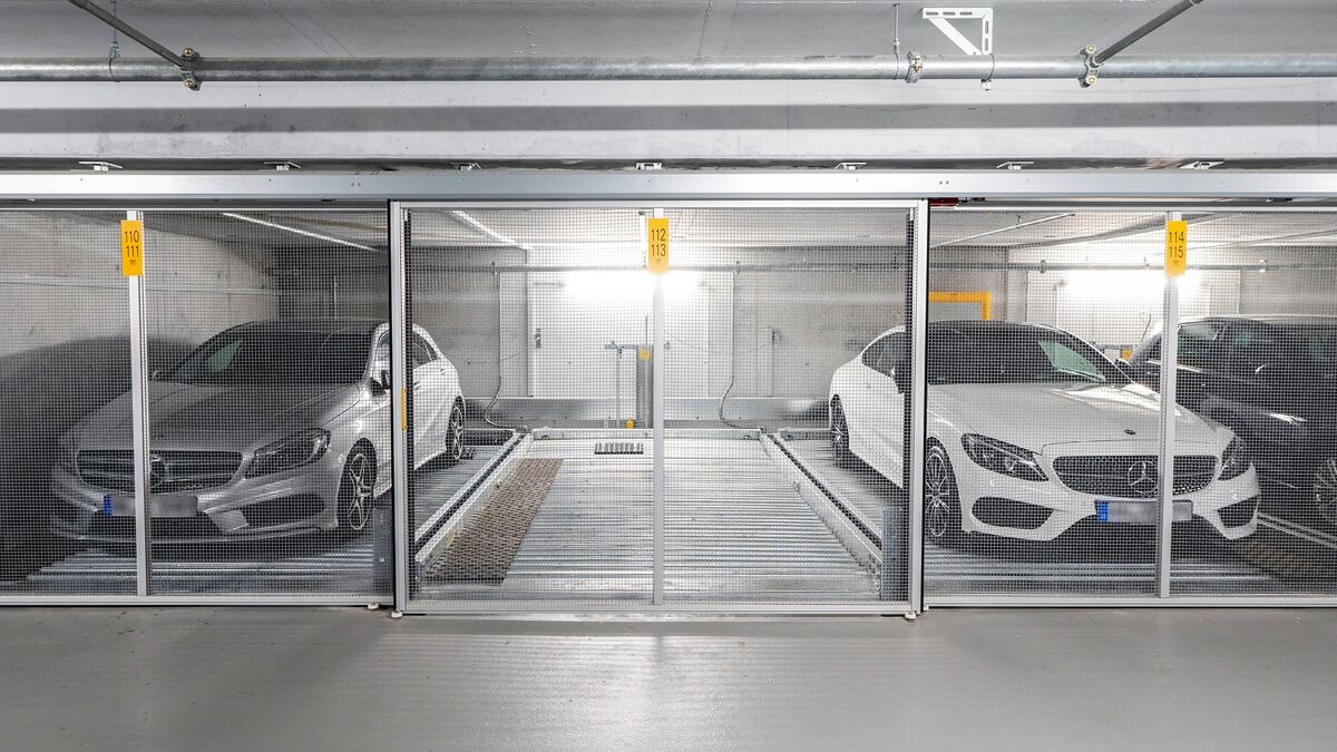 Des voitures sont garées dans un système de stationnement