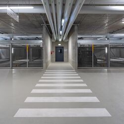 Vue de face sur les systèmes de stationnement, avec vue sur la sortie du parking souterrain