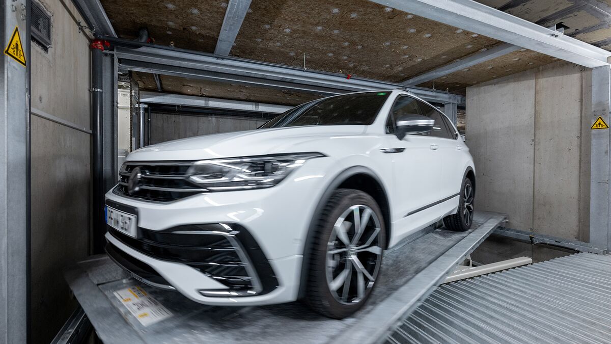La voiture se trouve dans un système de stationnement automatisé